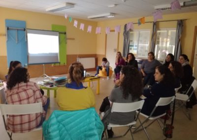 Comunidad educativa familias en la clase